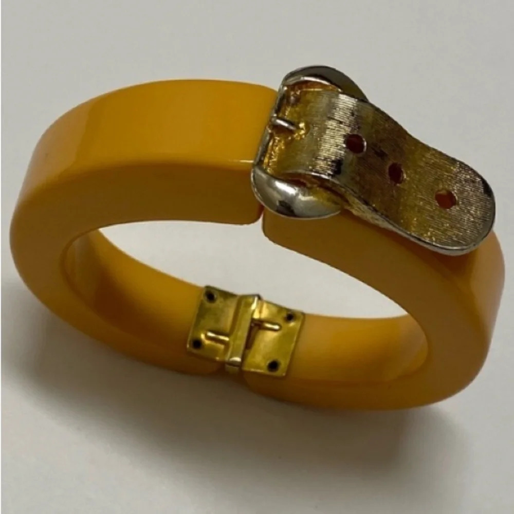 BAKELITE Vintage 1930s Belt Buckle Styled Butterscotch Clamper Hinged Bracelet